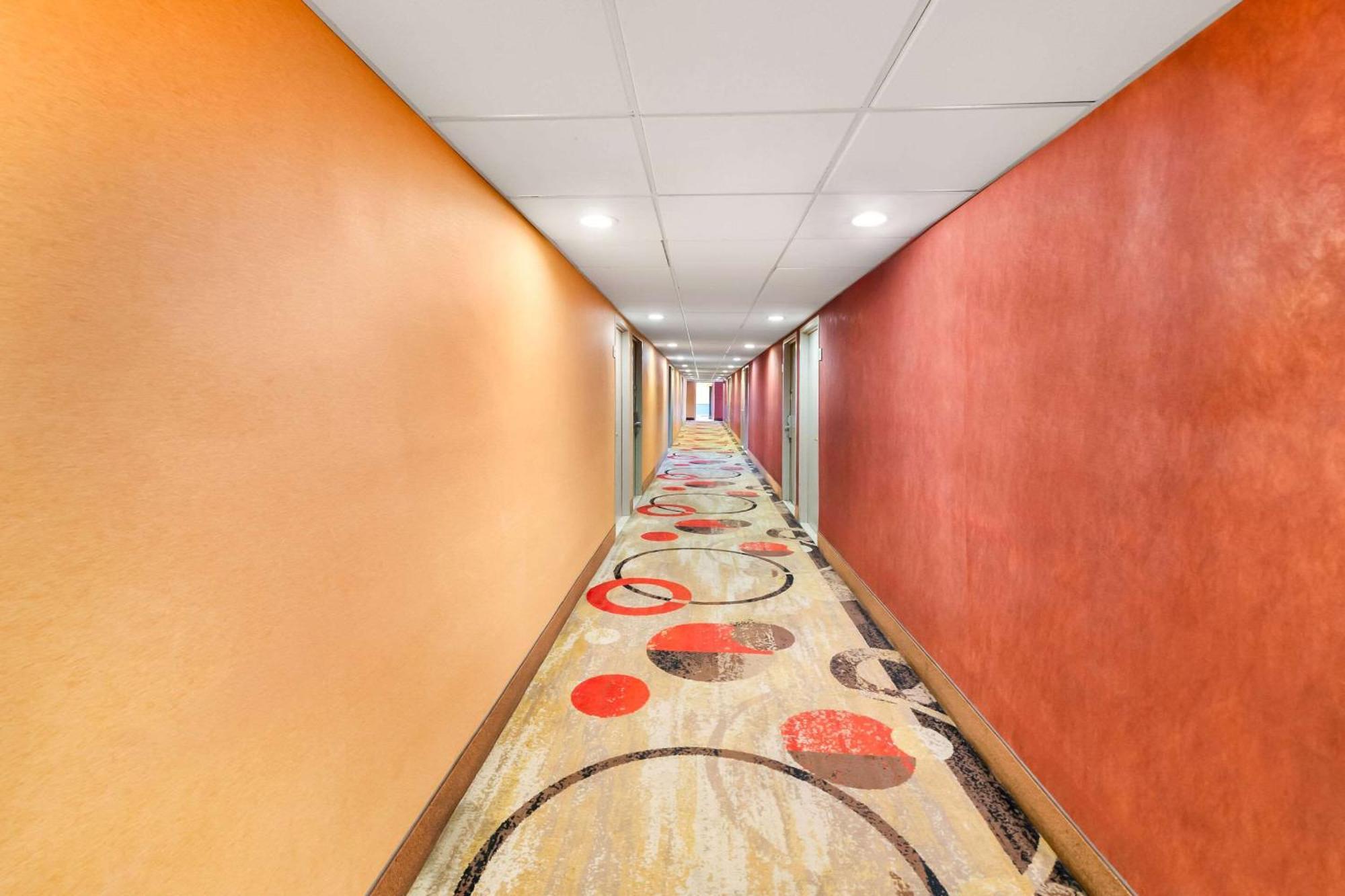 Rodeway Inn Capri Литтл-Ферри Экстерьер фото
